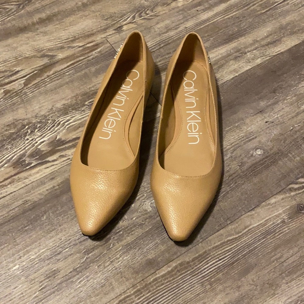 NWT Calvin Klein Flats Size 9